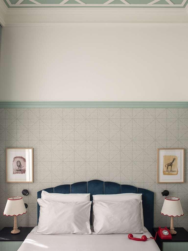 The Editory Boulevard Aliados Hotel - Preferred Hotels Πόρτο Δωμάτιο φωτογραφία A wall with a chair rail
